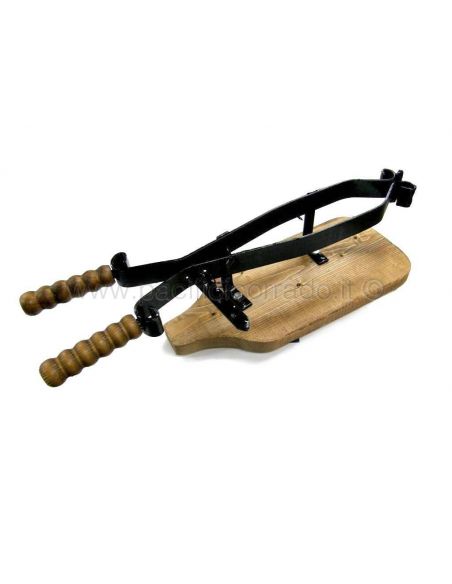 ferma prosciutto in ferro battuto vista di tre quarti