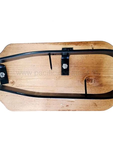 ferma prosciutto in ferro battuto visto da sopra