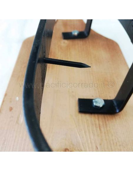 ferma prosciutto in ferro battuto particolare