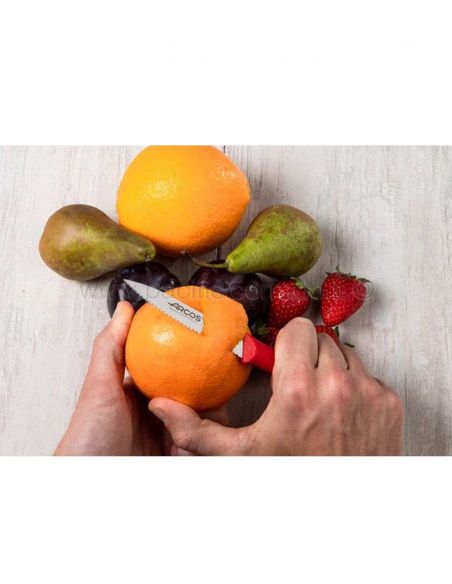 spelucchino mentre sbuccia un'arancia spelucchino mentre sbuccia un'arancia