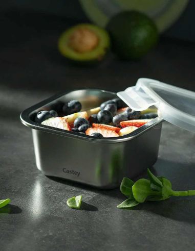 contenitore fotografato con alimenti inseriti internamente e tappo aperto