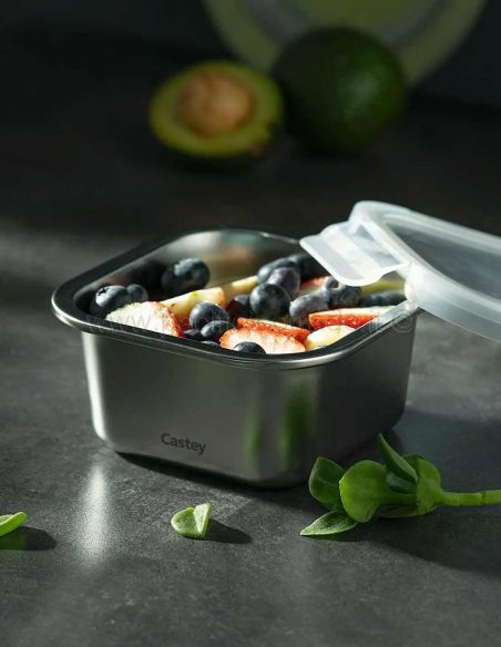 contenitore fotografato con alimenti inseriti internamente e tappo aperto