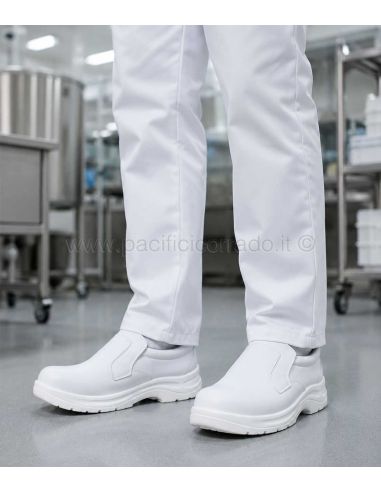 scarpa Atene indossata da un operatore del settore alimentare