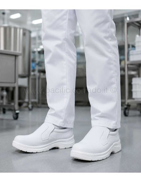 scarpa Atene indossata da un operatore del settore alimentare