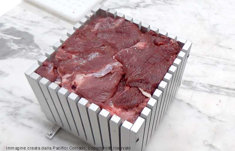 corpo del cubo riempito con la carne